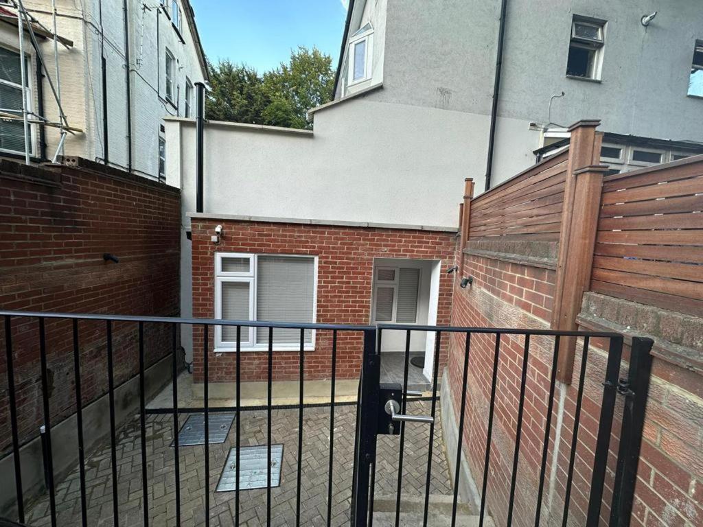 Two Bedroom House In Kilburn Londres Exterior foto